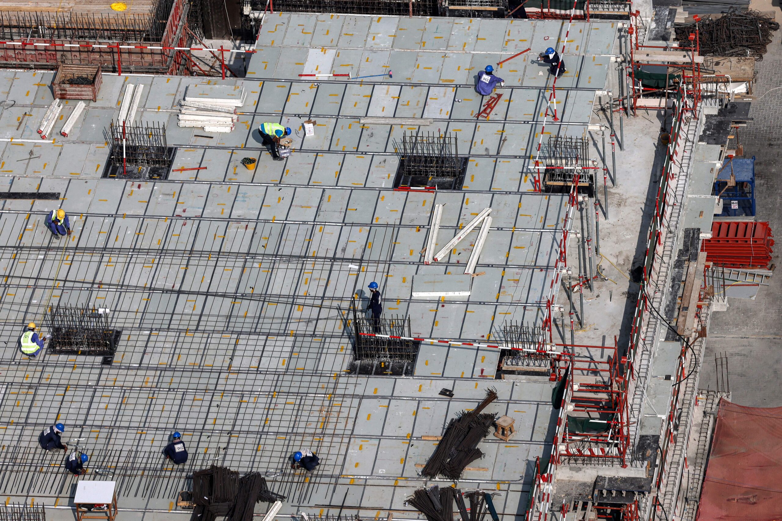 Construction workers in Dubai toil through extreme heat 